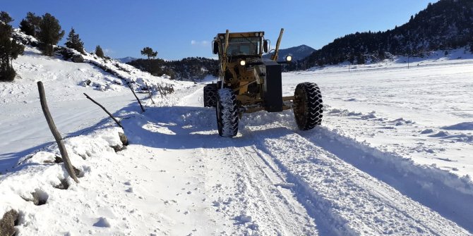 Büyükşehir kırsalda karla mücadelesini sürdürüyor