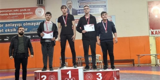 Erdem Bayazıt Anadolu Lisesi madalyaları topladı