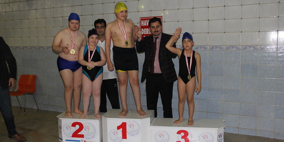“engelleri-asanlar”-yuzme-yarislari-yapildi.jpg