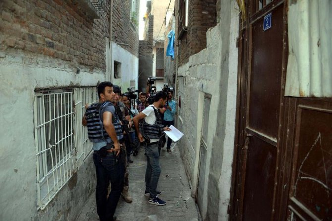 0x0-diyarbakirda-400-polis-ile-hava-destekli-operasyon-1499408413768.jpg