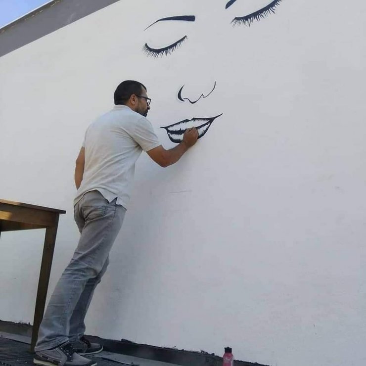 38 yıldır duvarları resimleriyle güzelleştiriyor