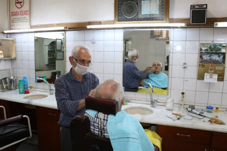 Yarım asırlık berber müşterilerine kavuştu
