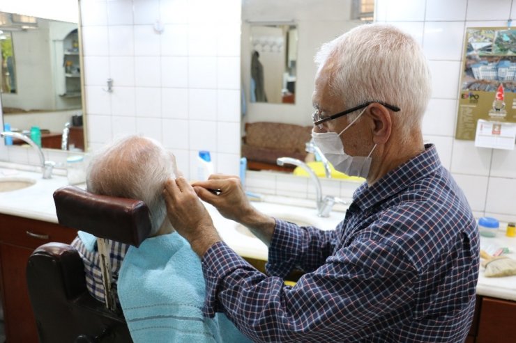 Yarım asırlık berber müşterilerine kavuştu