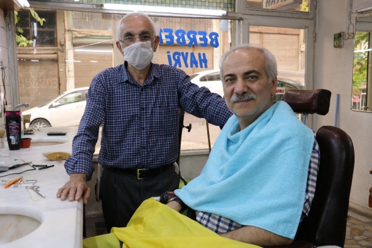 Yarım asırlık berber müşterilerine kavuştu
