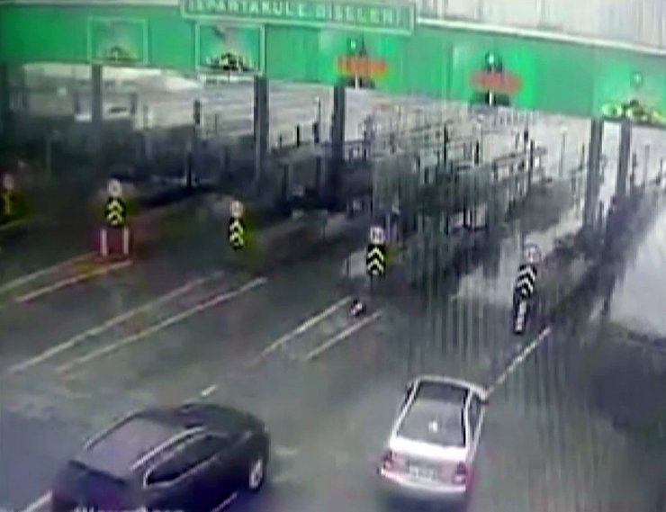 İnatçı sürücülerin gişede sıkıştığı kaza kamerada