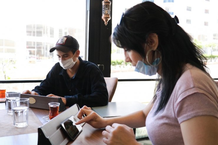 Kafelerde online okey devri