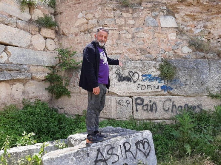 2 Bin yıllık Roma surlarını spreyle boyayıp, yanında ateş yaktılar