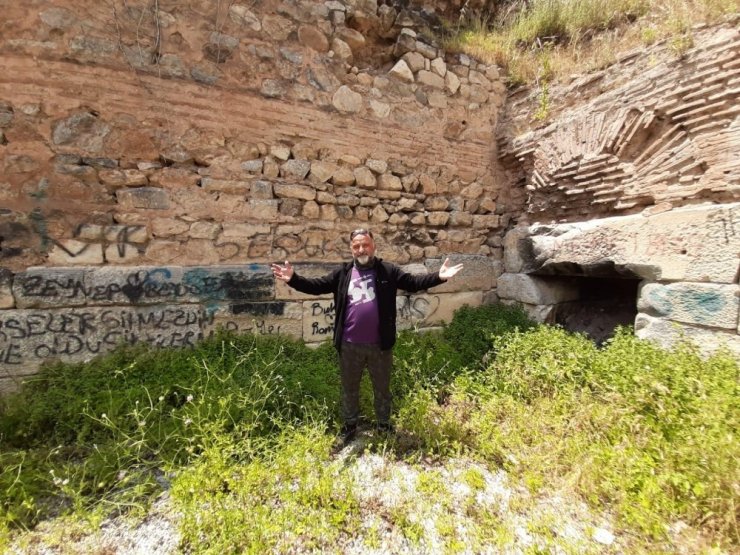 2 Bin yıllık Roma surlarını spreyle boyayıp, yanında ateş yaktılar