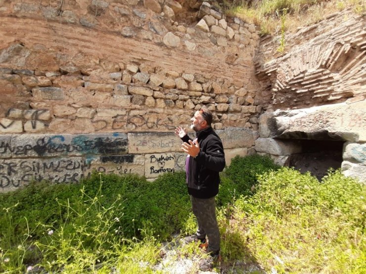 2 Bin yıllık Roma surlarını spreyle boyayıp, yanında ateş yaktılar