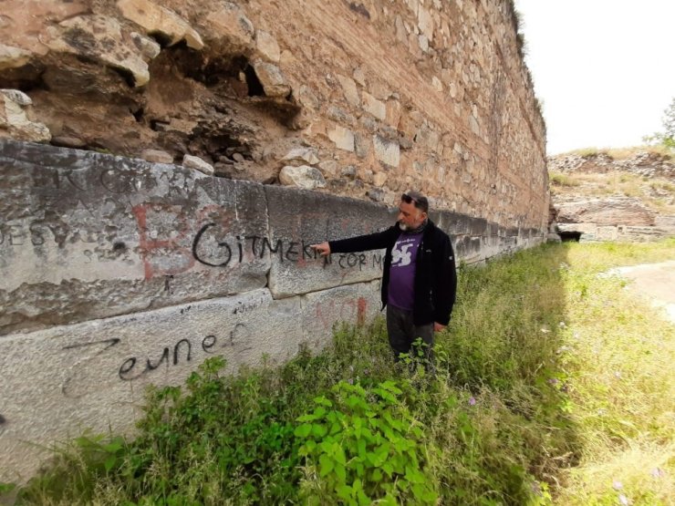 2 Bin yıllık Roma surlarını spreyle boyayıp, yanında ateş yaktılar