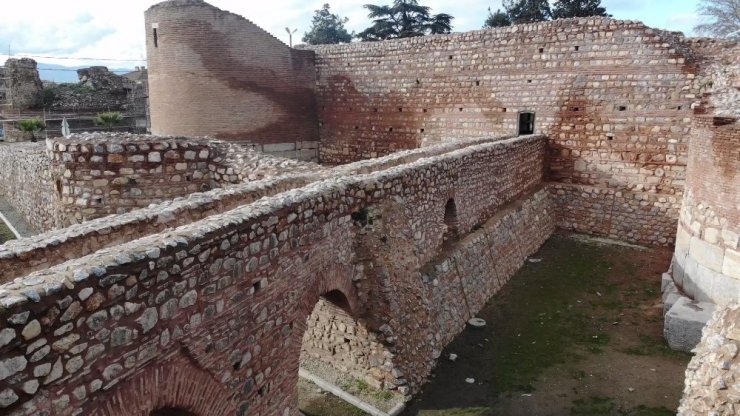 2 Bin yıllık Roma surlarını spreyle boyayıp, yanında ateş yaktılar