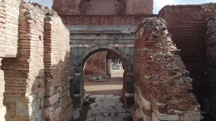 2 Bin yıllık Roma surlarını spreyle boyayıp, yanında ateş yaktılar