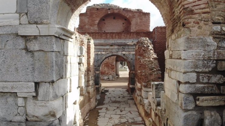 2 Bin yıllık Roma surlarını spreyle boyayıp, yanında ateş yaktılar