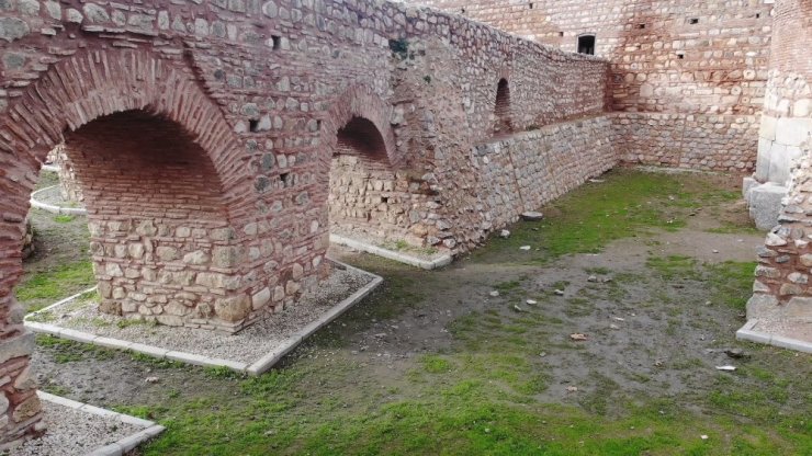 2 Bin yıllık Roma surlarını spreyle boyayıp, yanında ateş yaktılar