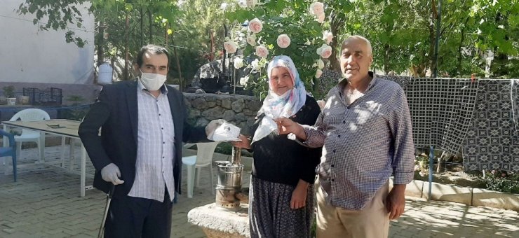 Mahallenin kadınları maske üretmek için gönüllü oldu