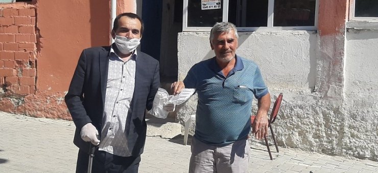 Mahallenin kadınları maske üretmek için gönüllü oldu