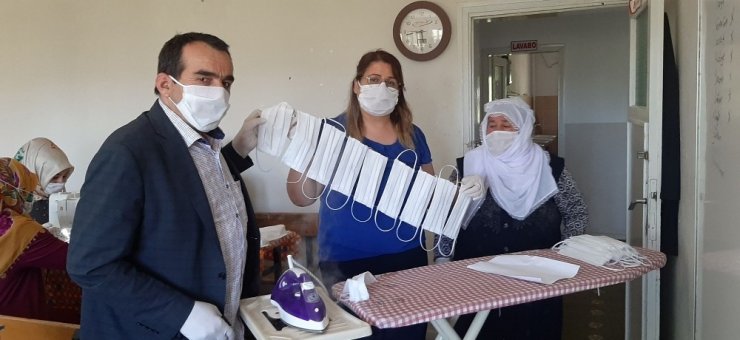 Mahallenin kadınları maske üretmek için gönüllü oldu