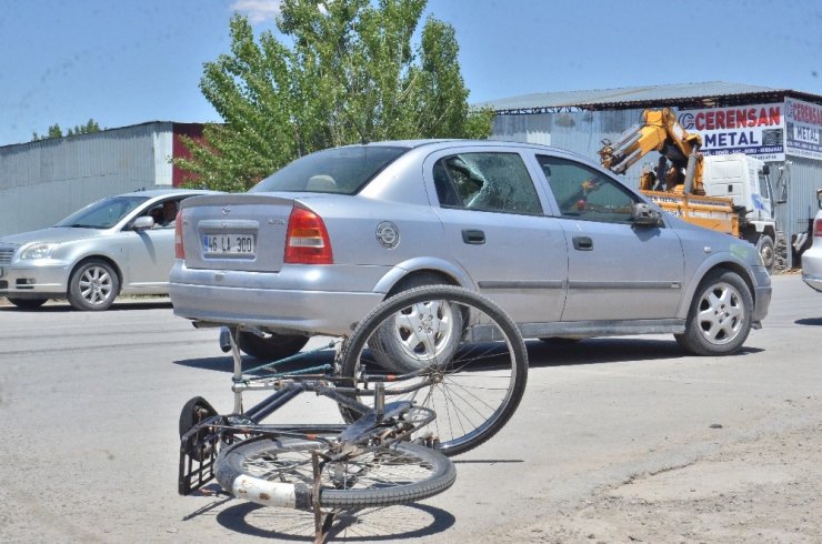 Bisikletin otomobile çarpma anı kamerada