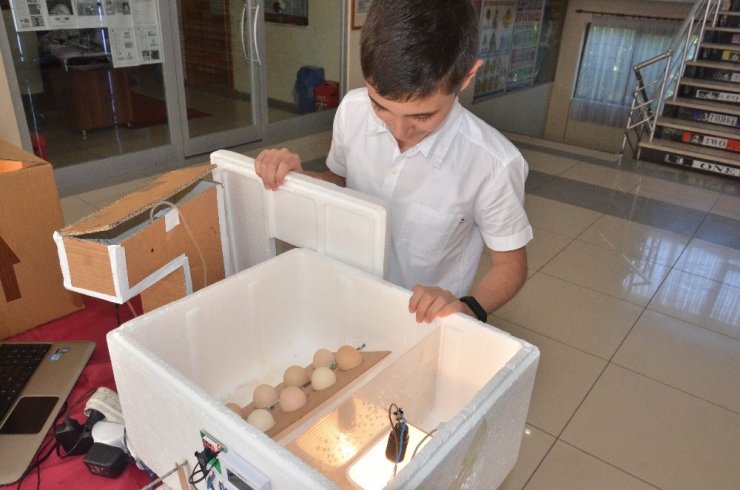 Dondurma kabından robotik kodlama tekniğiyle kuluçka makinesi yaptı