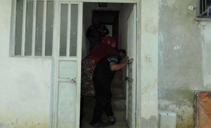 Engelli kızını 21 yıldır sırtında taşıyor