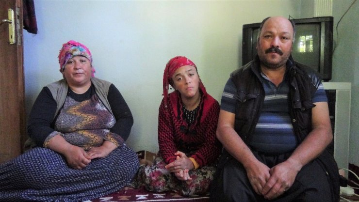 Engelli kızını 21 yıldır sırtında taşıyor