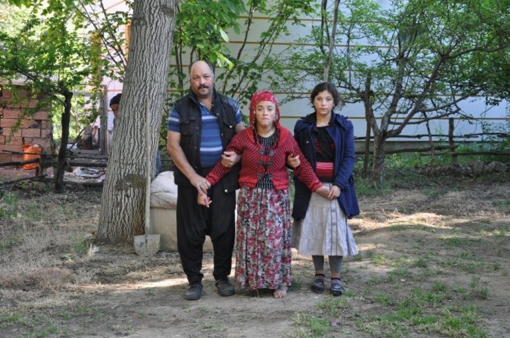 Engelli kızını 21 yıldır sırtında taşıyor