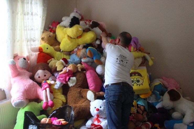 Annesiyle bozuk oyuncakları tamir etti, binlerce çocuğu sevindirdi