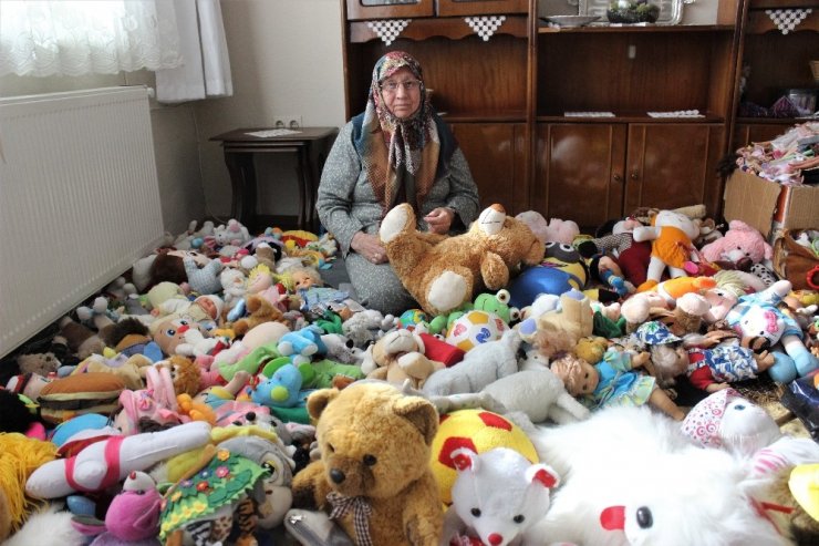 Annesiyle bozuk oyuncakları tamir etti, binlerce çocuğu sevindirdi