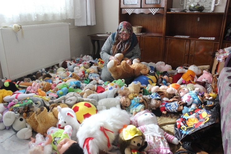 Annesiyle bozuk oyuncakları tamir etti, binlerce çocuğu sevindirdi