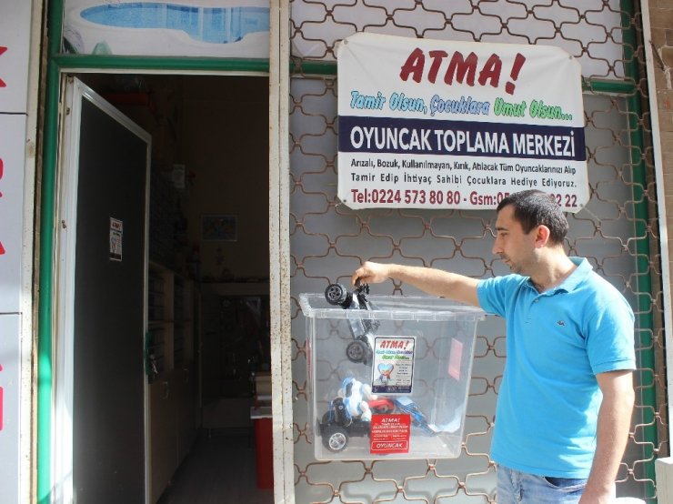 Annesiyle bozuk oyuncakları tamir etti, binlerce çocuğu sevindirdi