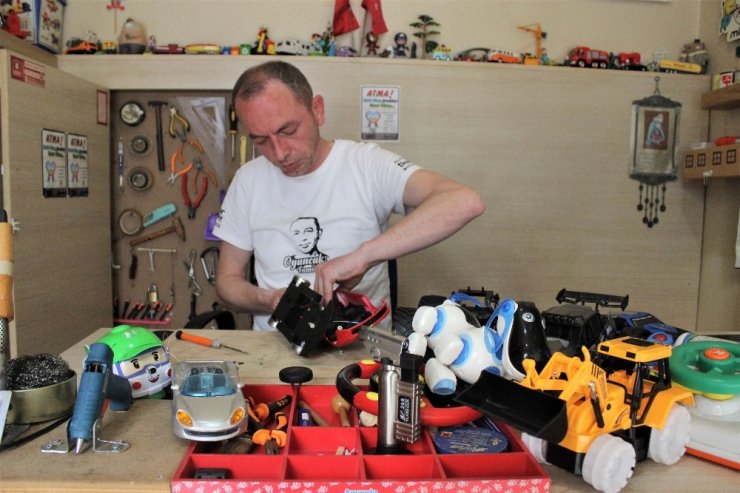 Annesiyle bozuk oyuncakları tamir etti, binlerce çocuğu sevindirdi