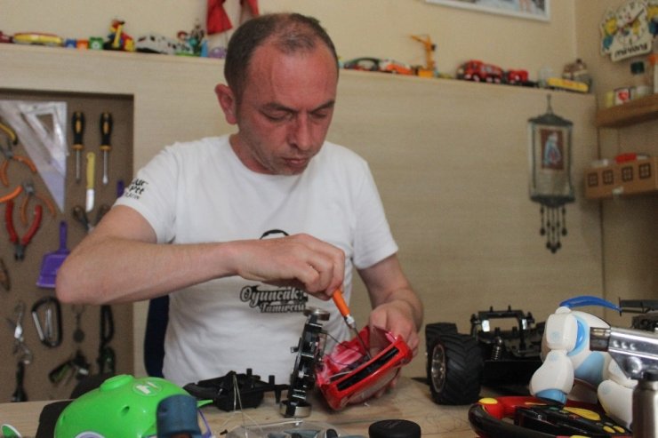 Annesiyle bozuk oyuncakları tamir etti, binlerce çocuğu sevindirdi