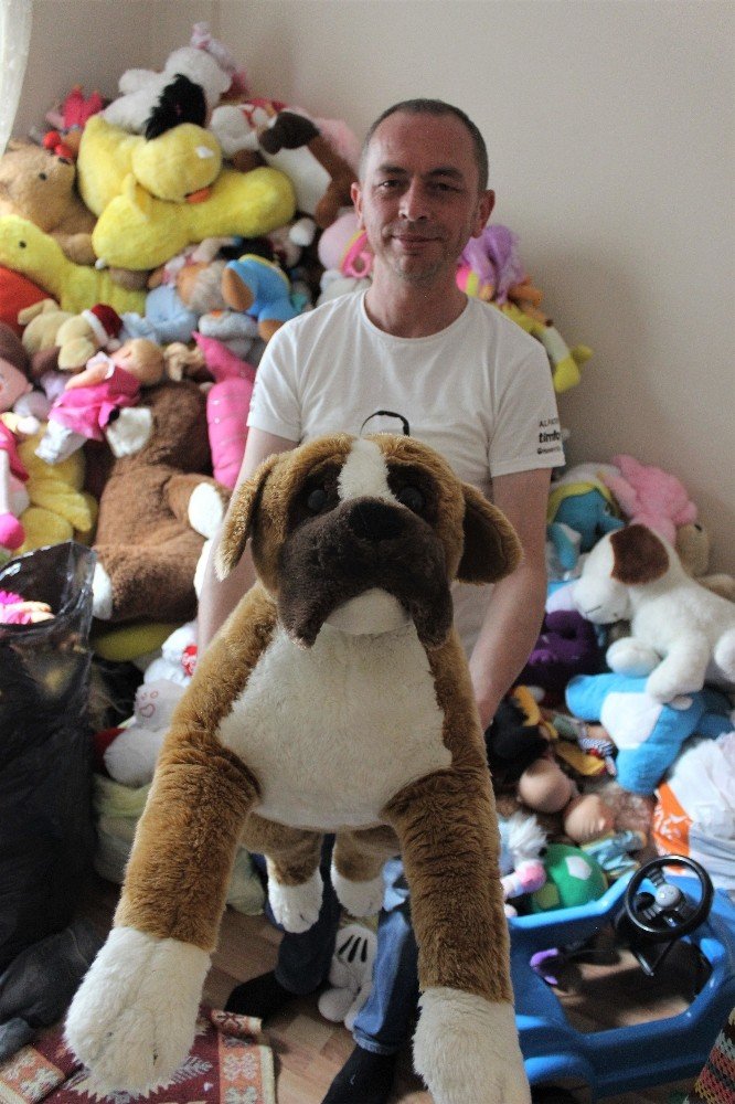 Annesiyle bozuk oyuncakları tamir etti, binlerce çocuğu sevindirdi