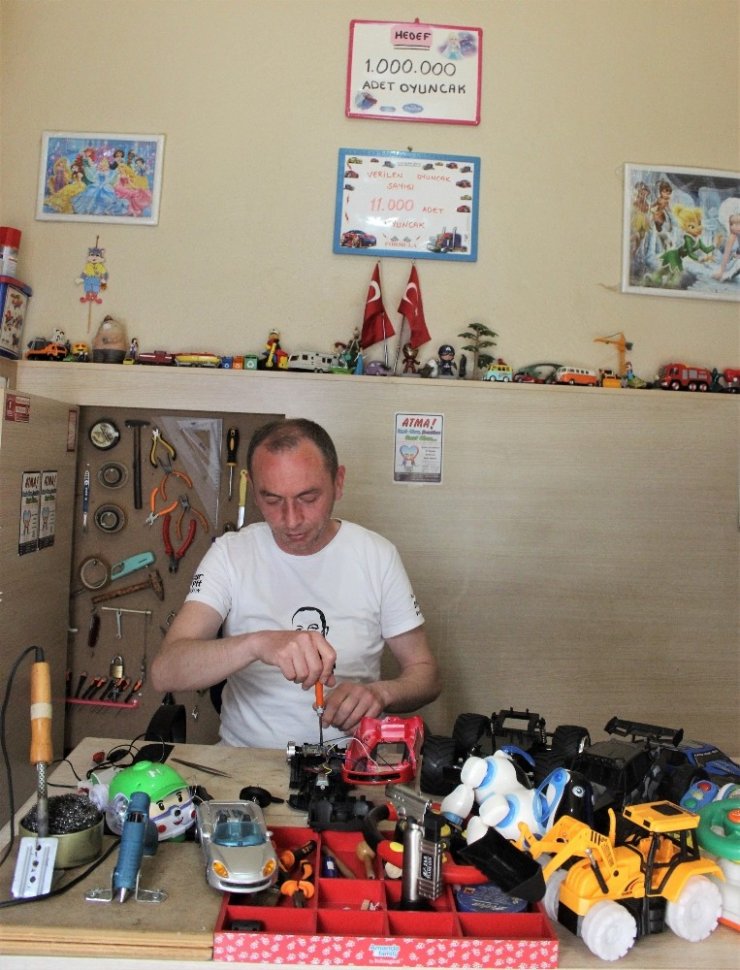 Annesiyle bozuk oyuncakları tamir etti, binlerce çocuğu sevindirdi