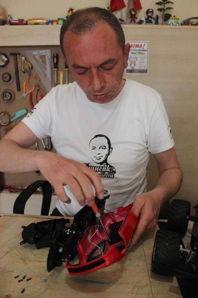 Annesiyle bozuk oyuncakları tamir etti, binlerce çocuğu sevindirdi