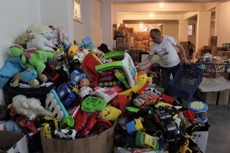 Annesiyle bozuk oyuncakları tamir etti, binlerce çocuğu sevindirdi