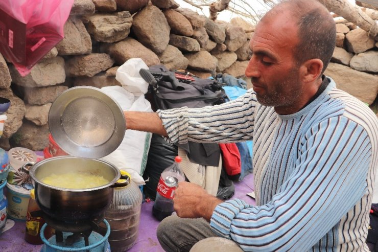 Çiftçiler bin bir zorlukla üretmeye devam ediyorlar