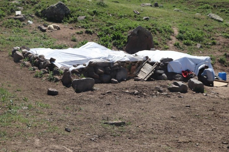 Çiftçiler bin bir zorlukla üretmeye devam ediyorlar