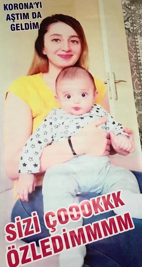 Sağlık çalışanı 4 aydır görmediği ailesine “Koronayı aştım da geldim” afişi ile gitti