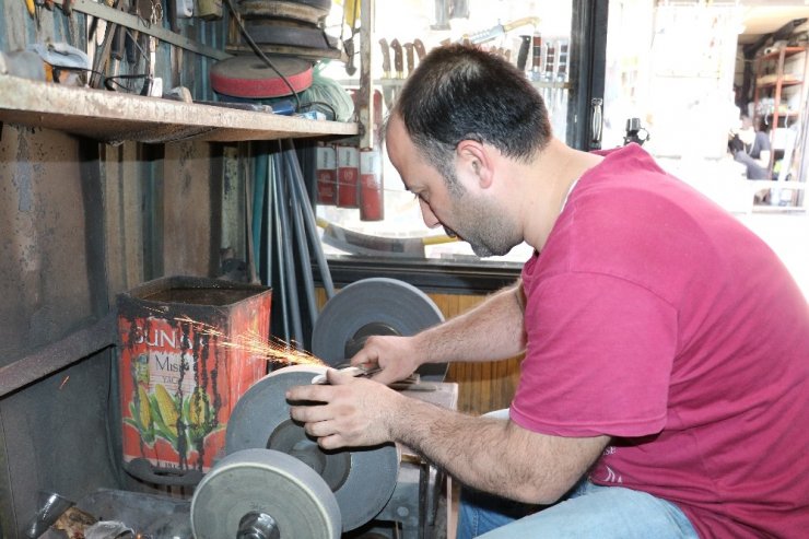 Bıçaklar Kurban Bayramı için bileleniyor