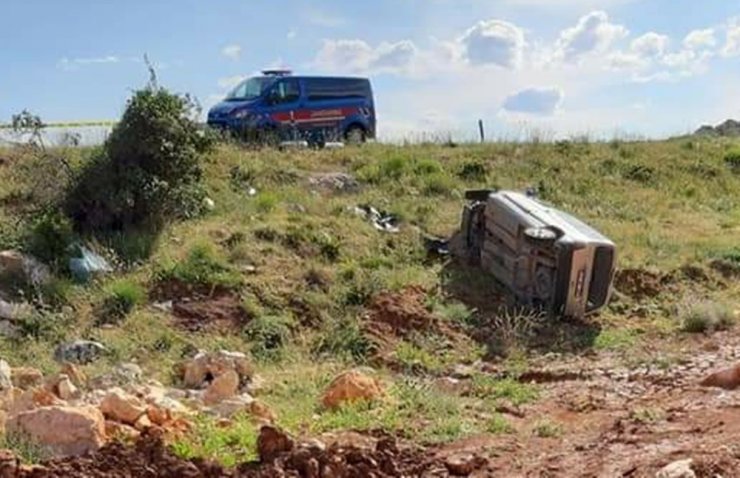 Hafif ticari araç şarampole uçtu: 1 ölü, 2 yaralı