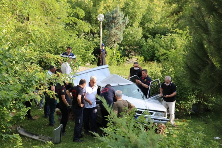 Otomobil çocuk parkına uçtu