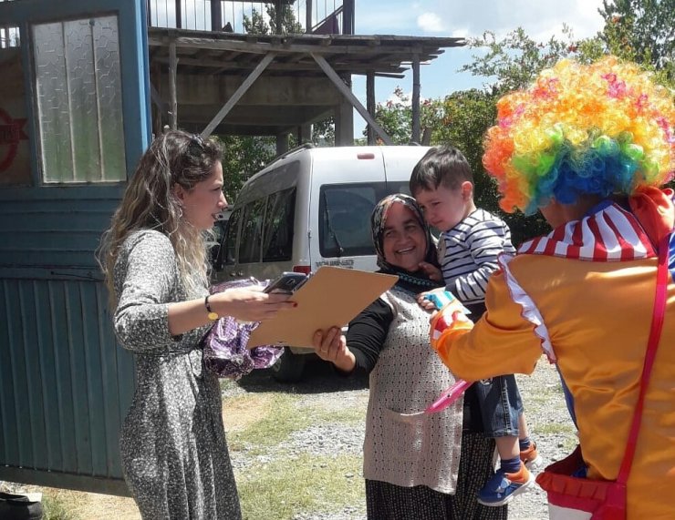 Köy köy gezip çocuklara oyuncak dağıtıyorlar