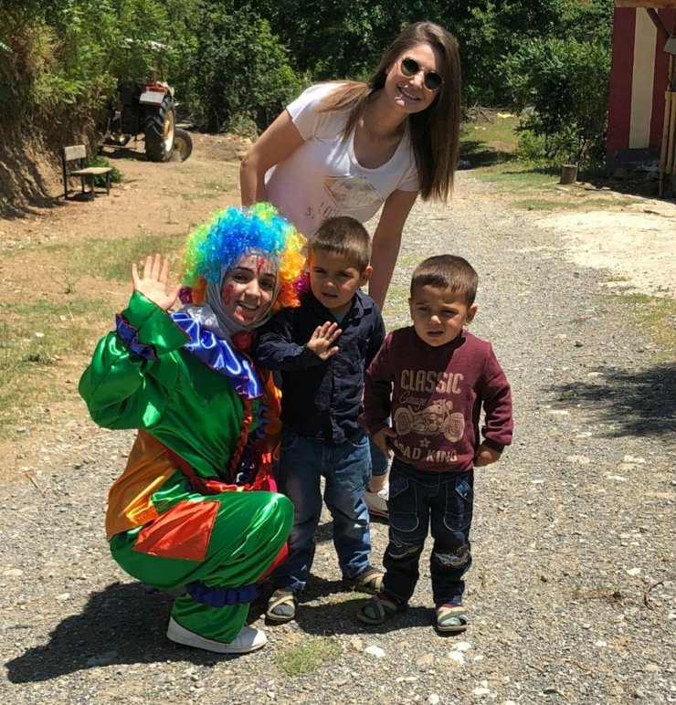 Köy köy gezip çocuklara oyuncak dağıtıyorlar