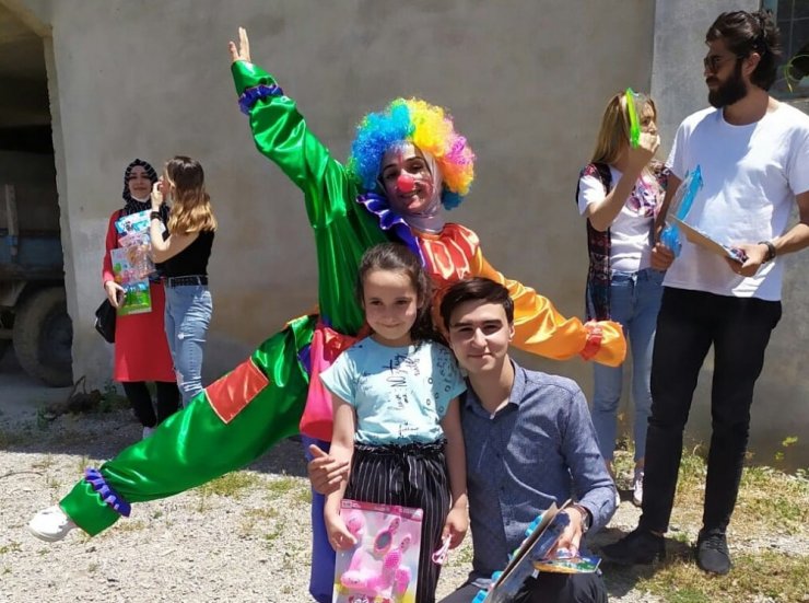 Köy köy gezip çocuklara oyuncak dağıtıyorlar