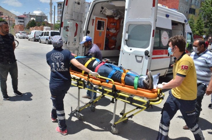 Motosiklet, çarptığı otomobile ok gibi saplandı