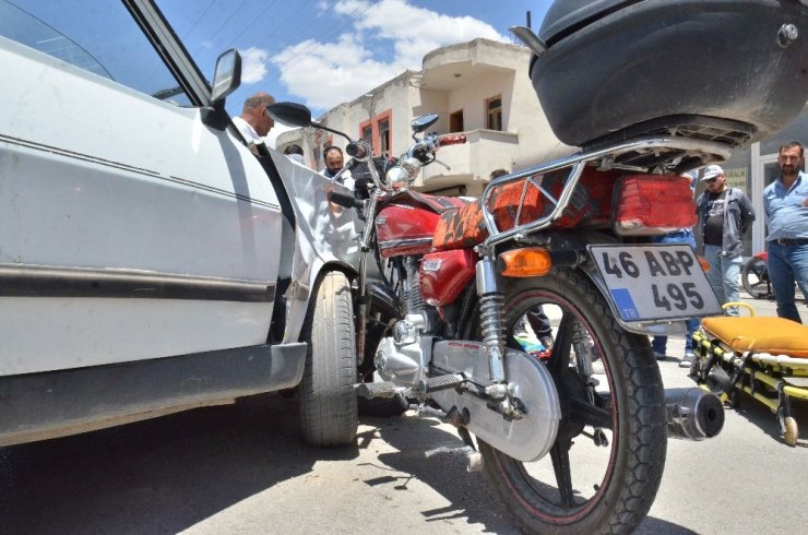 Motosiklet, çarptığı otomobile ok gibi saplandı