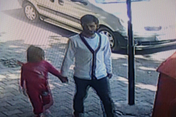 Kadının düşürdüğü telefonu alıp kayıplara karıştı