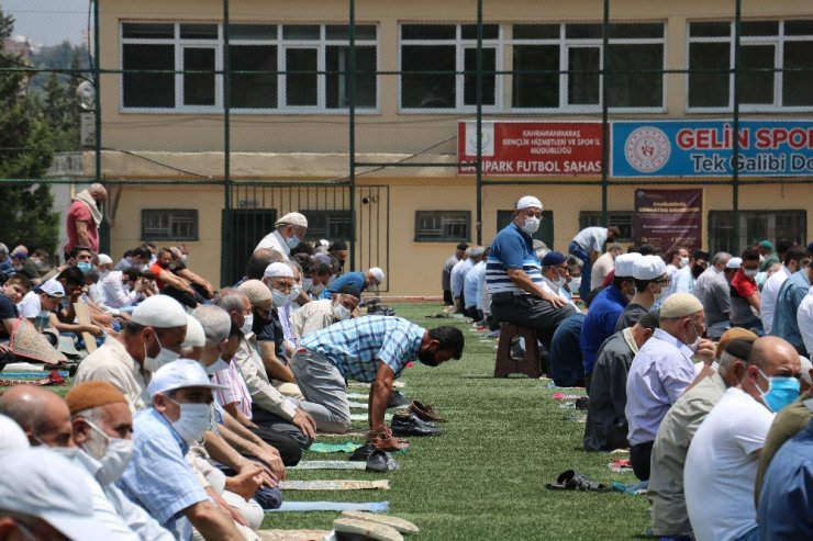 Futbol sahasında cuma namazı