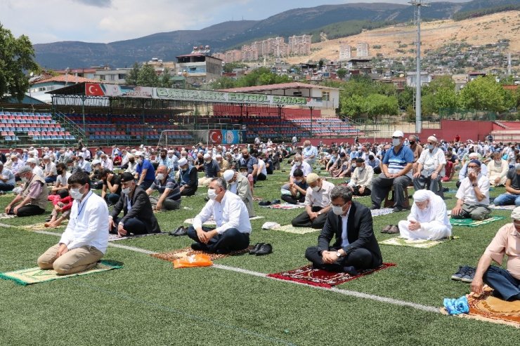 Futbol sahasında cuma namazı